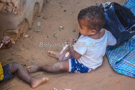 Дети на Мадагаскаре помогают родителям с малых лет